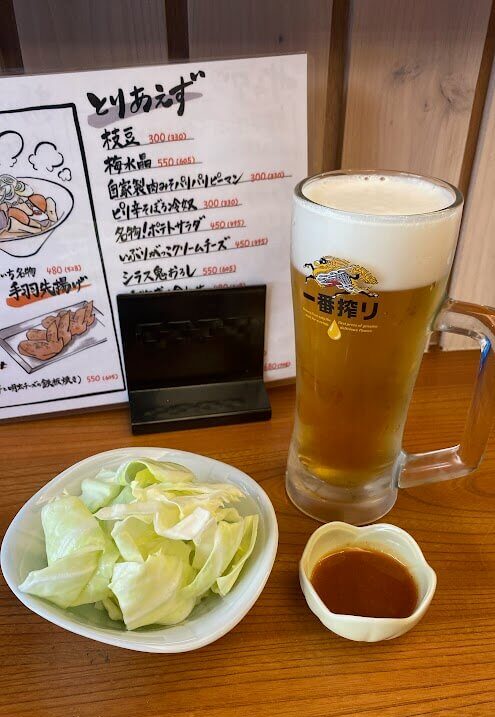 大和市中央林間「煮込み酒場まるいち」生ビールとお通しのキャベツ