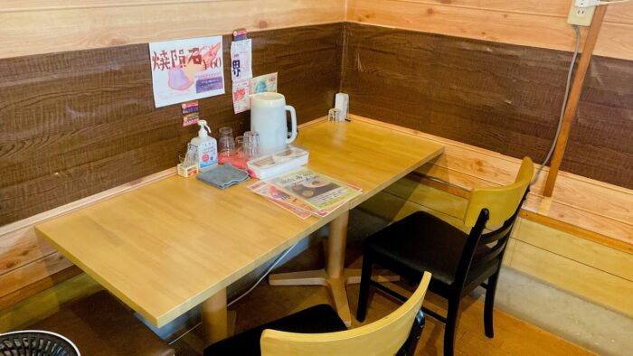 神奈川県大和市上草柳「銀河系ラーメンリオブール」店内テーブル席