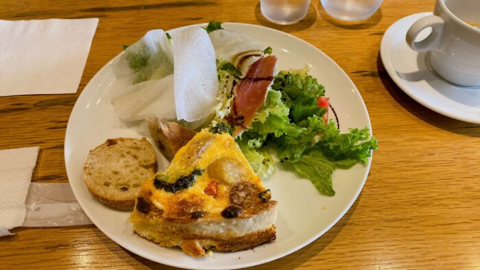 大和市渋谷「vent sud」焼きたてキッシュ、生ハムをのせたサラダ、スープ、パン付き