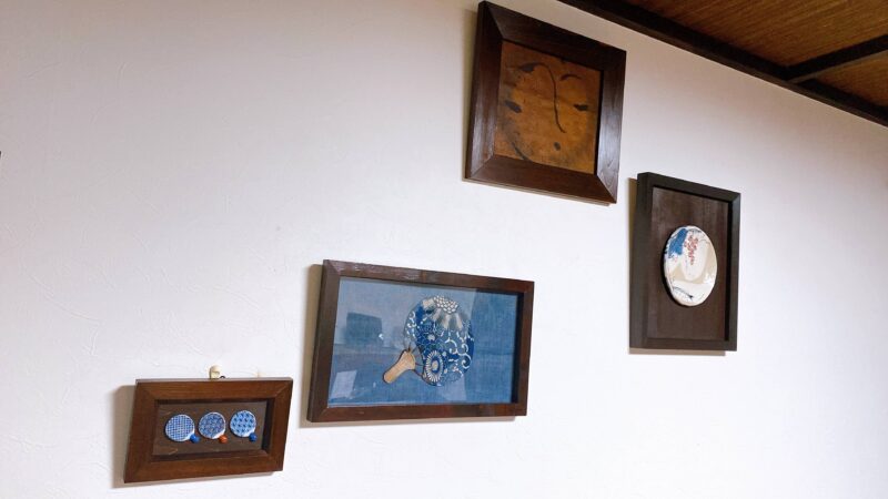 大和市南林間「うつわとカフェ栞」壁の作品