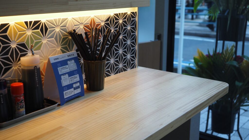 神奈川県大和市「立ち飲み酒場イザワショウテン」雰囲気